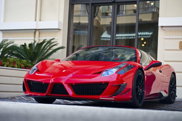 Красный Ferrari mansory в Монако