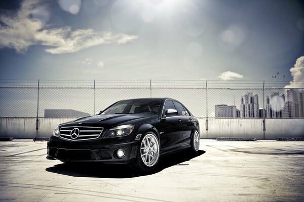 Mercedes-benz C-klasse C 63 noir sur le parking