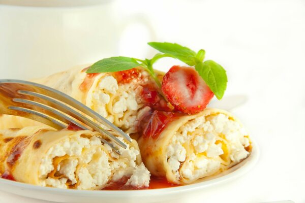 Frittelle di formaggio con salsa di fragole