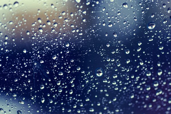 Petites gouttes de pluie sur le verre