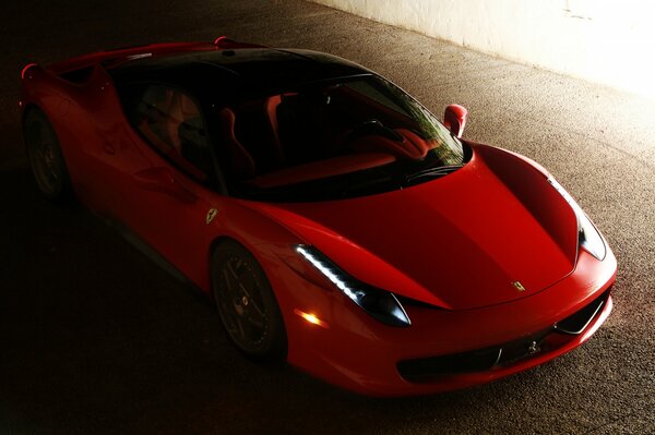 Ferrari rojo en la penumbra. Vista superior