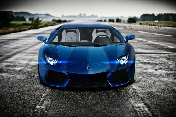 Voiture Lamborghini bleu sur fond de route