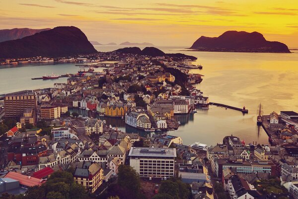 Schicke Aussicht auf eine norwegische Stadt am Meer