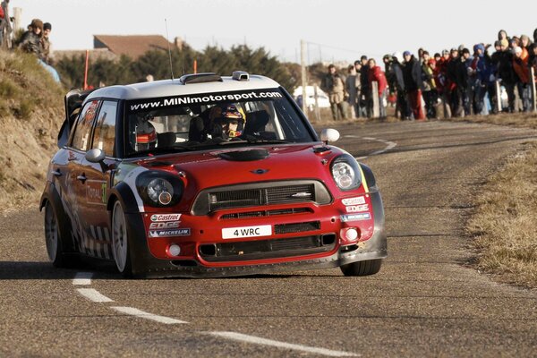 Mini Cooper en la pista de carreras