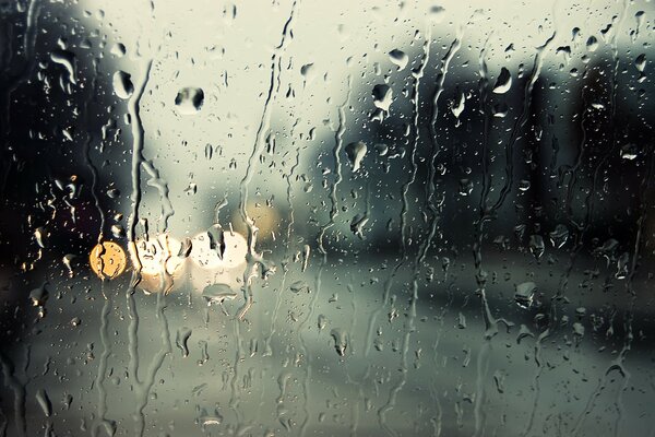 Za oknem mokre ścieżki deszczu