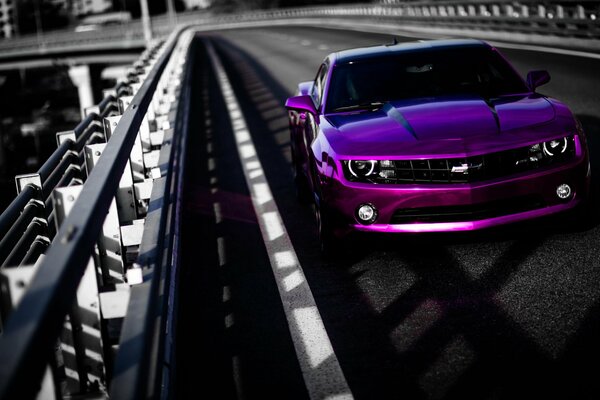 Púrpura Chevrolet Camaro Tuning en el puente en movimiento