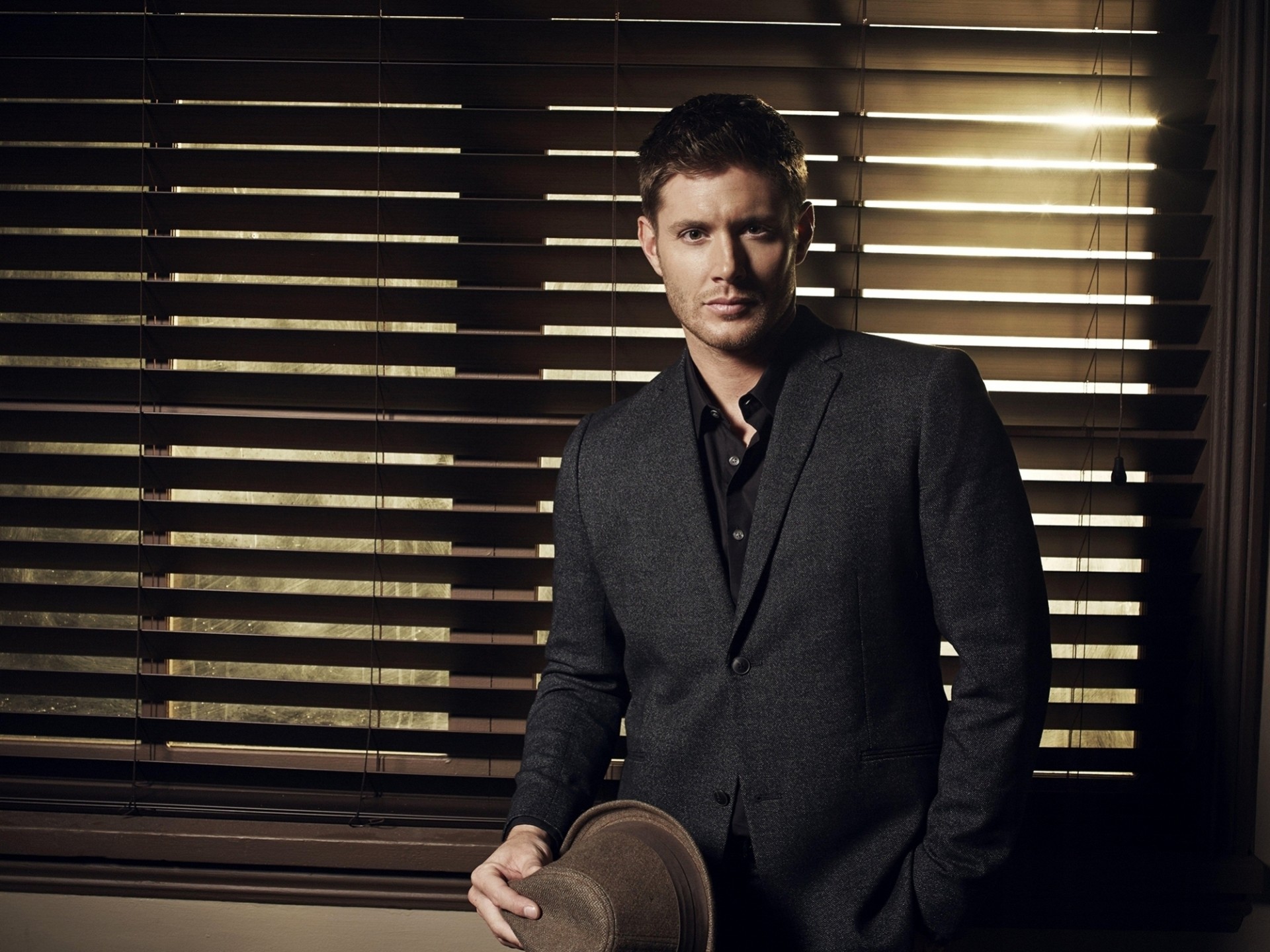 serie jensen ackles jensen dean winchester traje hombre sombrero sobrenatural actor