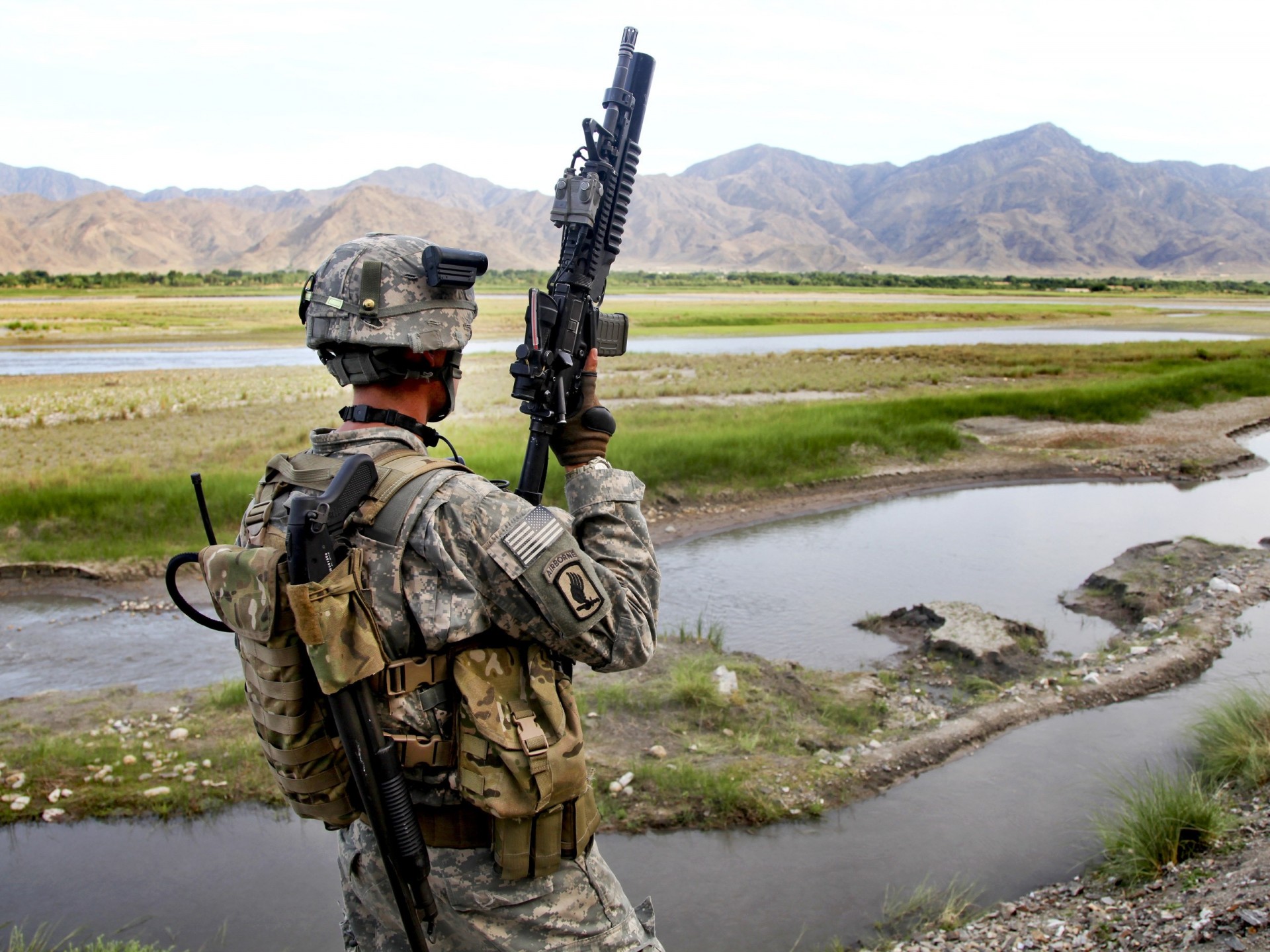 montagnes armes soldats