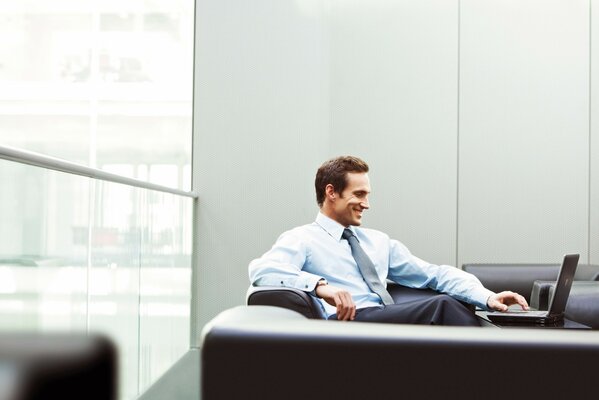 Homme d affaires dans son bureau. Moment de travail