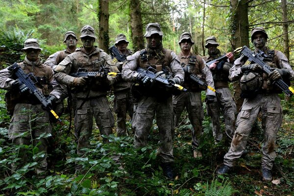 Hommes en uniforme militaire avec des fusils d assaut