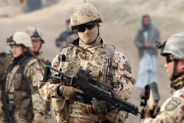 Groupe de soldats armés en camouflage