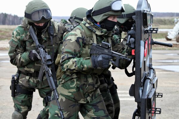 Special forces soldiers conduct exercises