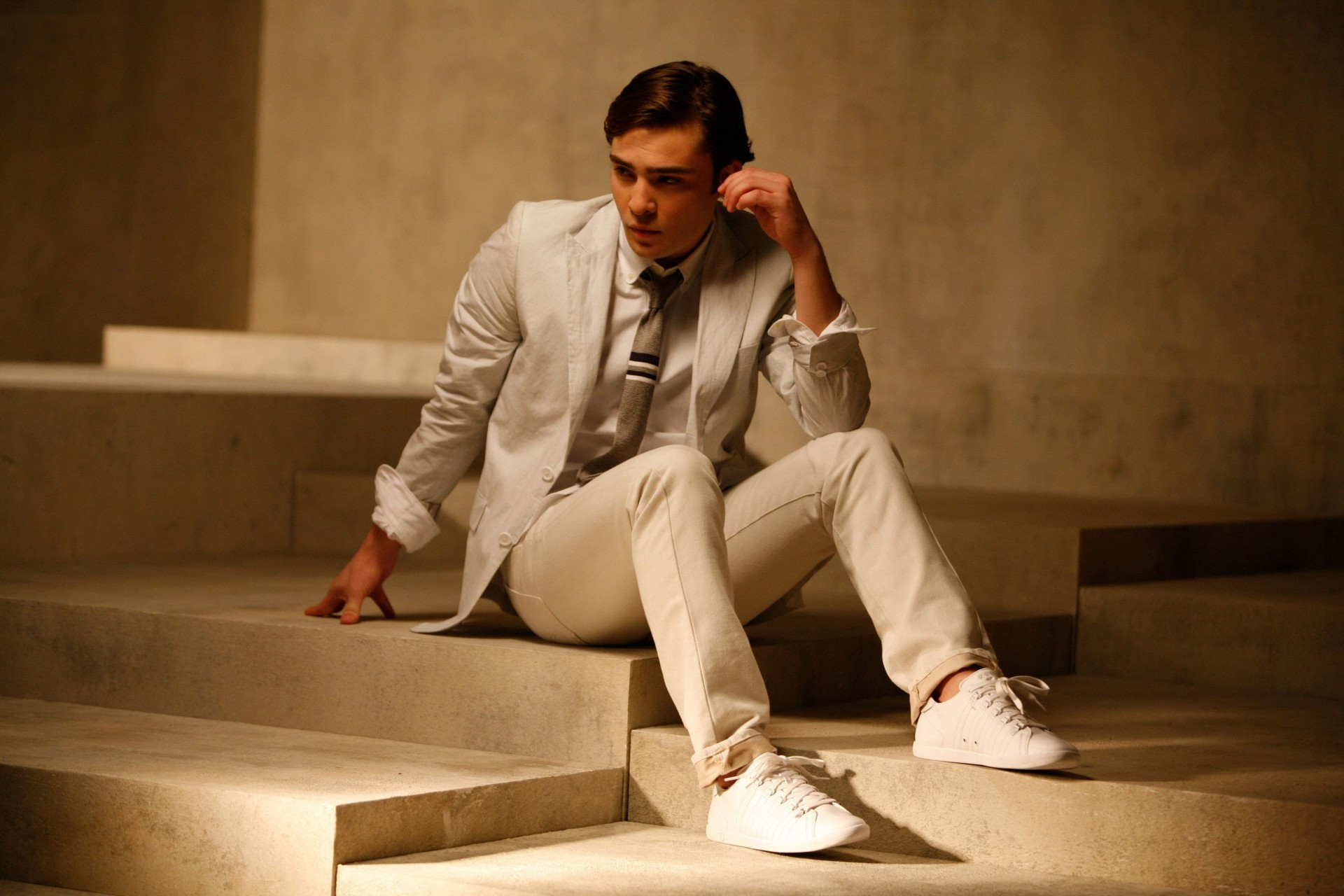 elegante hombre ed westwick