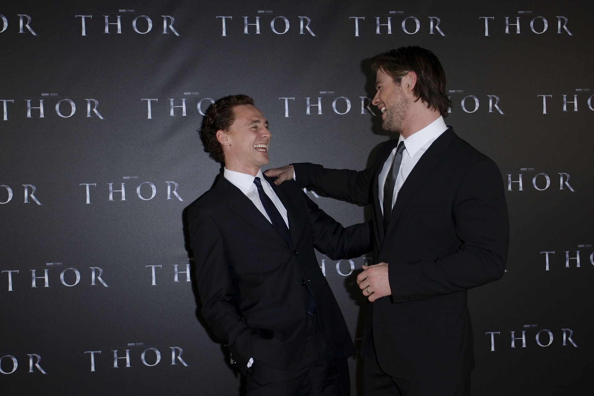 umorismo tom hiddleston attori chris hemsworth