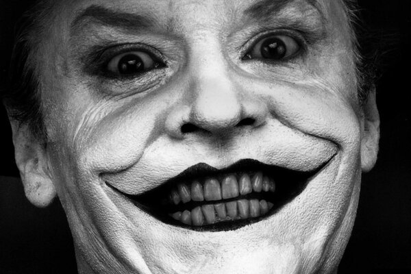 Joker imprévisible. Sourire de clown mystérieux