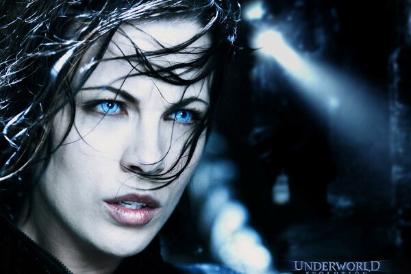 Kate Beckinsale sur une affiche aux yeux bleus