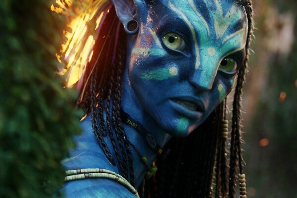 Neytiri de la película avatar en el bosque