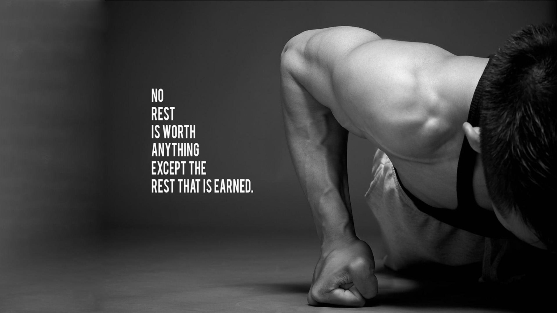 hombre blanco y negro flexiones foto aventador