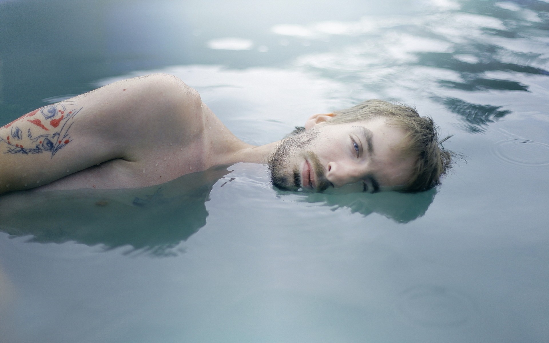 uomo tatuaggio acqua