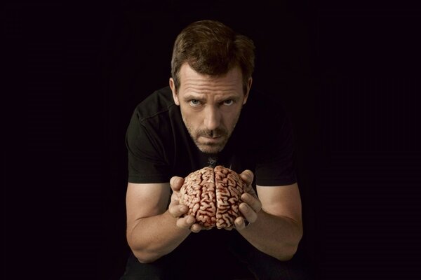 Dr. House foto con el cerebro en la mano