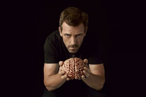 Dr House zdjęcie z mózgiem w rękach