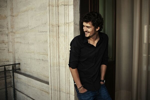 El sonriente actor Orlando Bloom