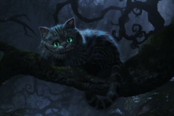 Gato de Cheshire con una gran sonrisa en un árbol