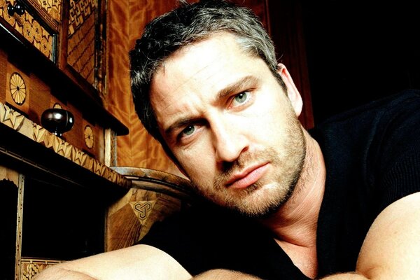 Gerard Butler che gioca con i muscoli di 300 spartani 