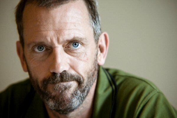 Hugh Laurie si è fatto crescere i baffi