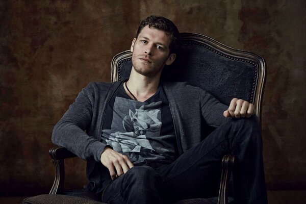 Joseph Morgan sulla sedia