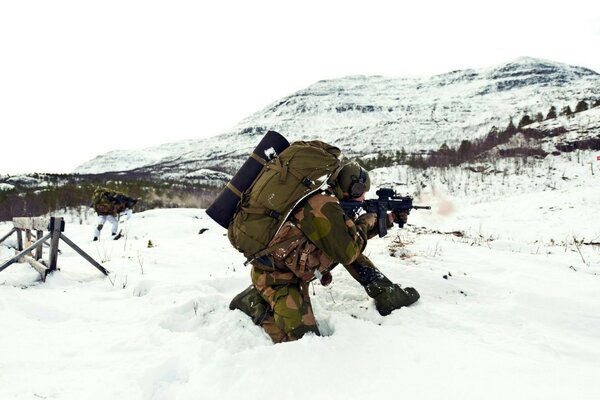 Soldados con armas en el frío del invierno