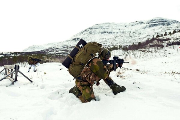 Soldats avec des armes dans le froid de l hiver