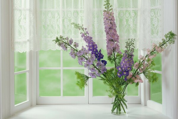 Blumenstrauß mit Blumen auf einem weißen Fenster