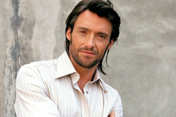 Foto von Hugh Jackman auf grauem Betonhintergrund