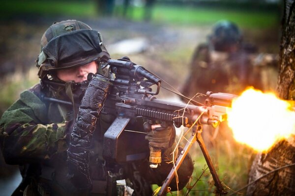 Feuerkraft von Soldaten mit Maschinengewehr