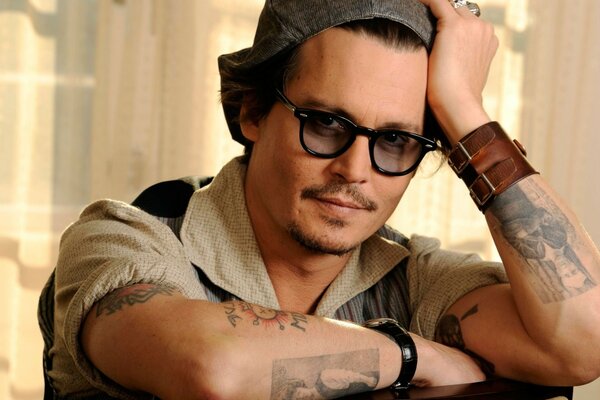 Encantador Johnny Depp con gafas