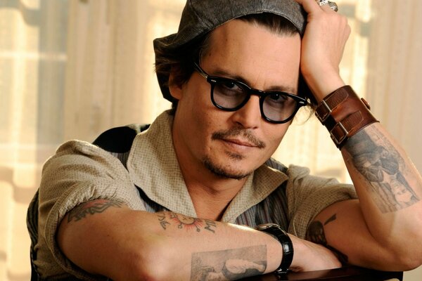 Affascinante Johnny Depp con gli occhiali