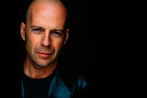 El rostro del actor Bruce Willis sobre un fondo negro