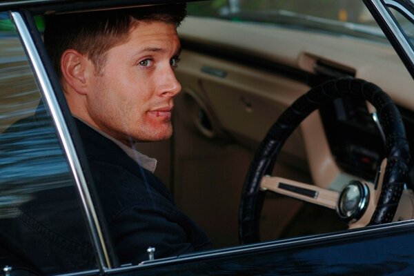 L acteur Jensen Ackles est assis au volant d une voiture