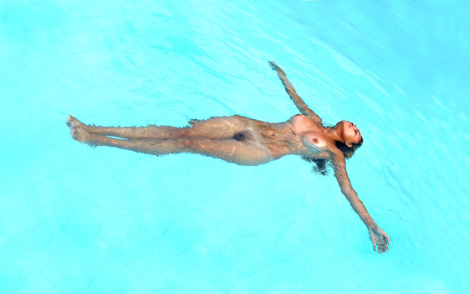 ragazza piscina seno