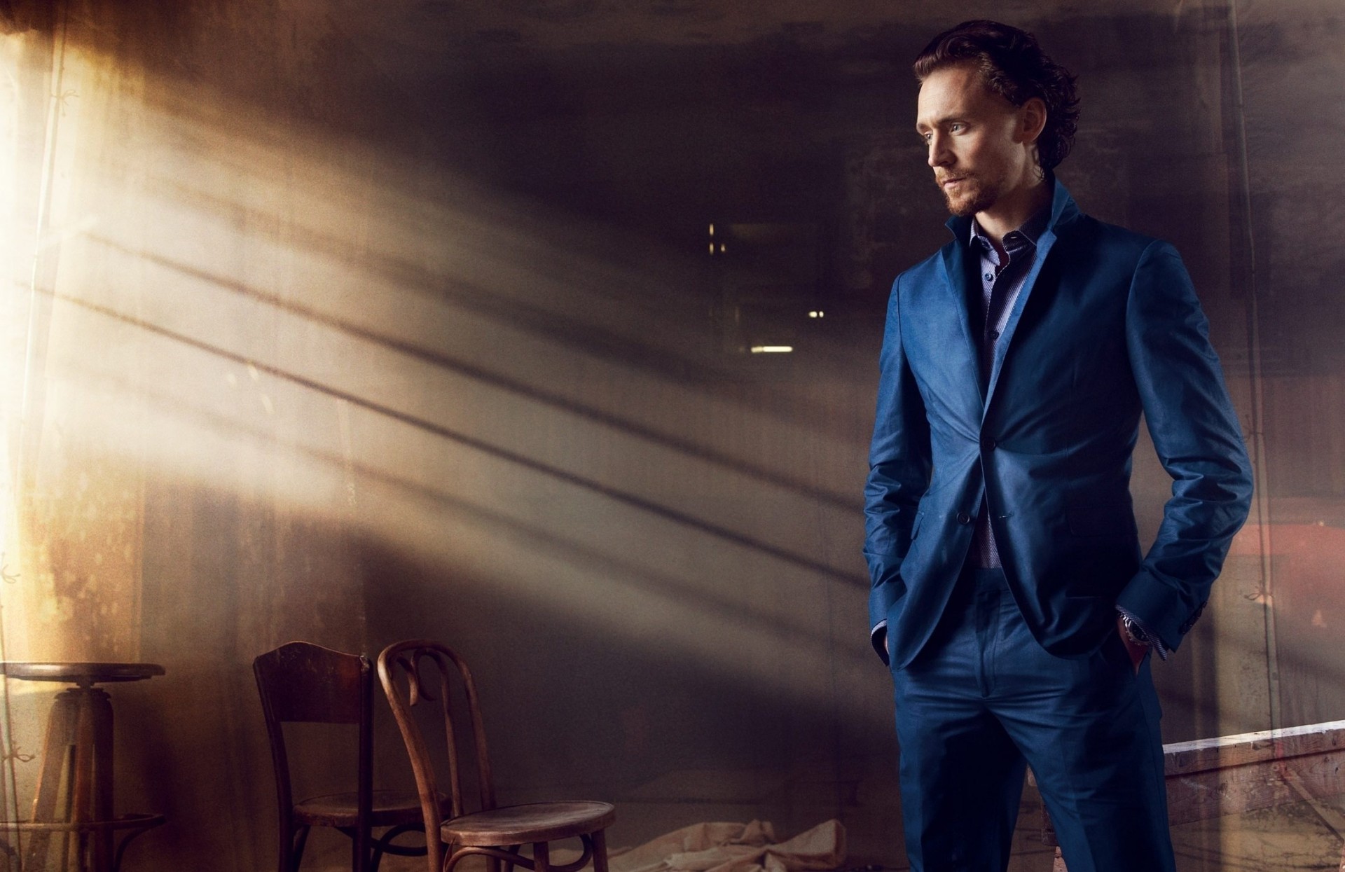 tom hiddleston hombre luz hiddleston traje azul actor