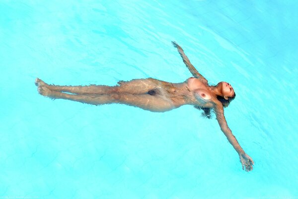 Belle fille sexy dans la piscine