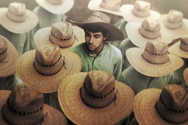 Un chico que rezaba entre la multitud