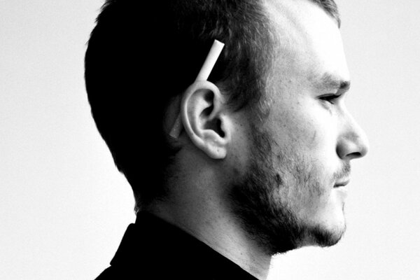 Profil de l homme avec une cigarette derrière l oreille