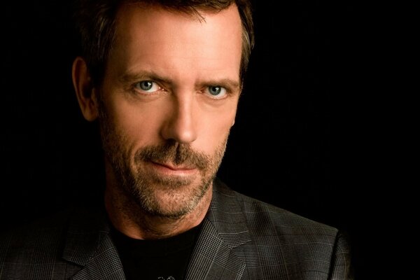 Aktor Hugh Laurie na czarnym tle