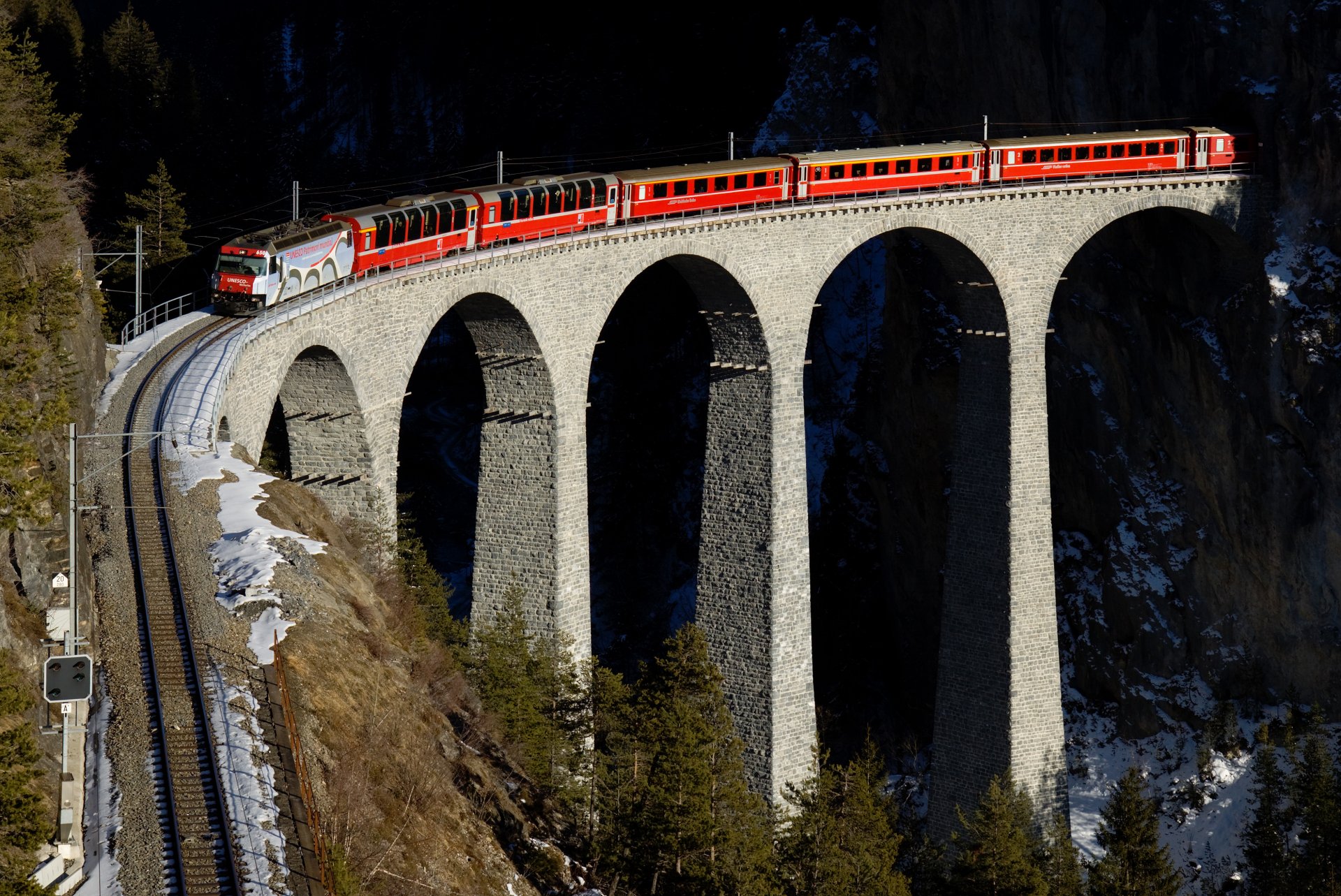 train rouge chemin de fer montagnes viaduc pont suisse