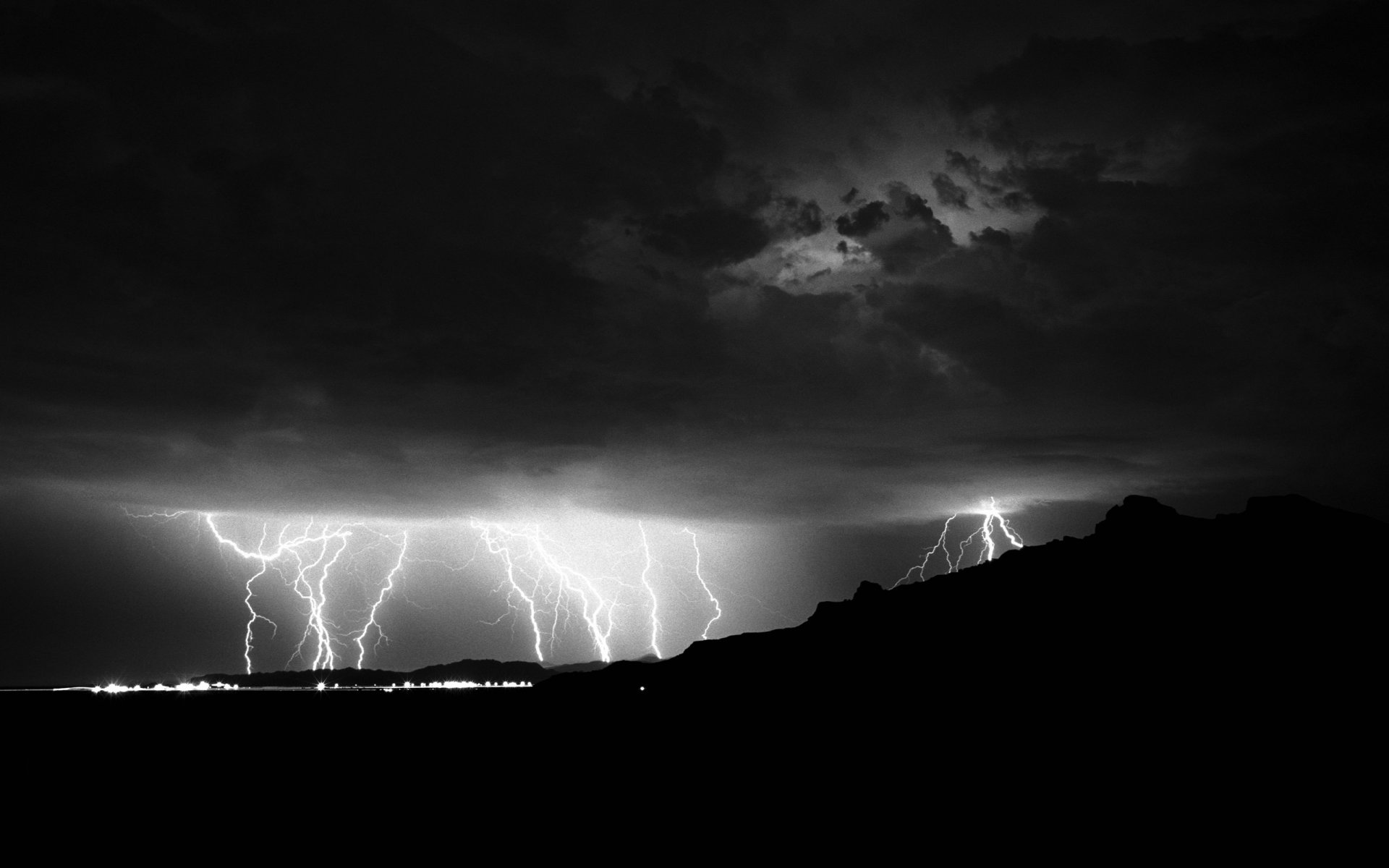 relámpago relámpago nubes colina casa noche luces electricidad bh