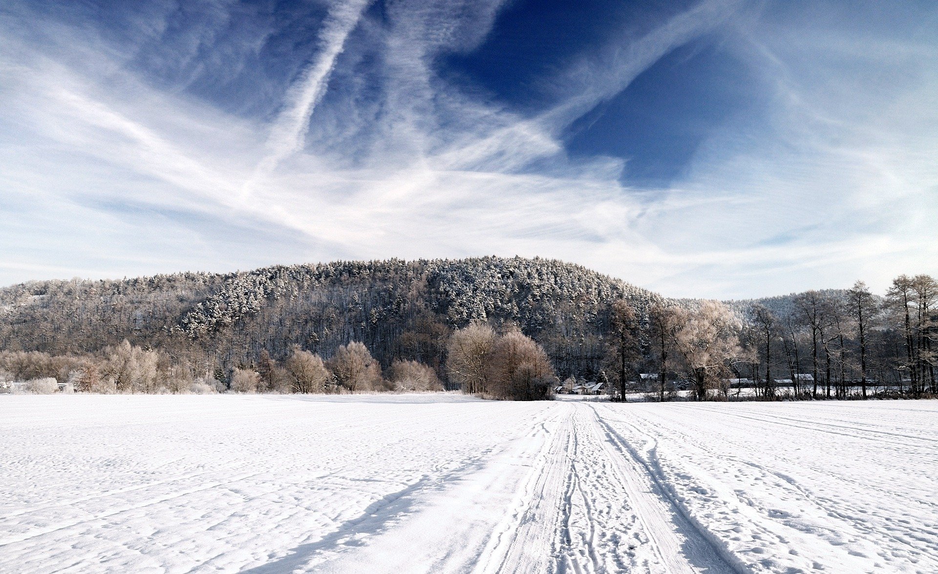 natur landschaft winter schnee feld straße horizont wald häuser himmel bild tapete hintergrund