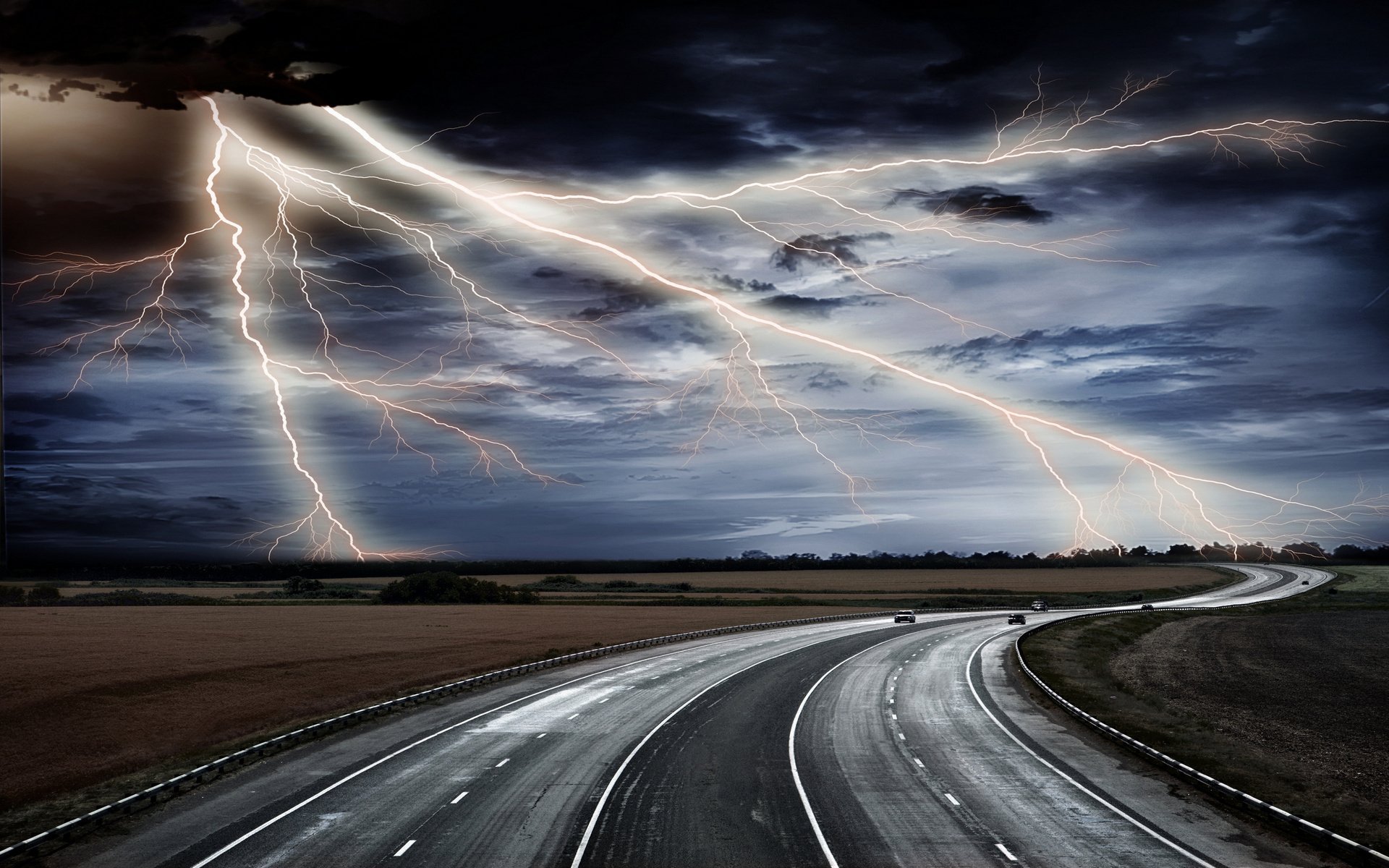 strada autostrada pianura campi orizzonte cielo nuvole fulmine scarico