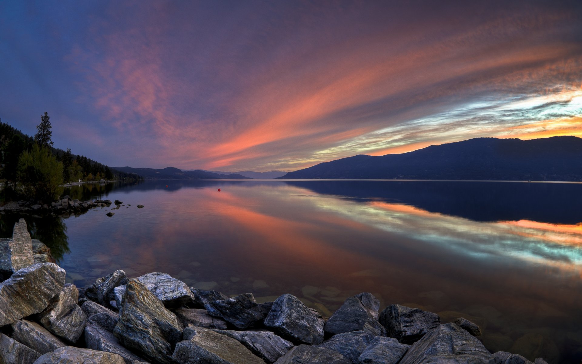 lac montagnes coucher de soleil